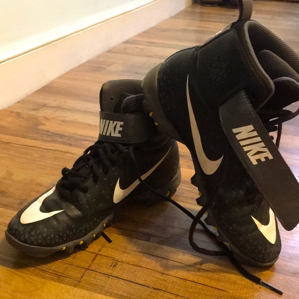Gently used cleats.  Baseball or football.  Nike, size 5.5